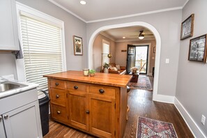 1 habitación, escritorio, tabla de planchar con plancha y wifi gratis