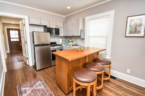 冷蔵庫、電子レンジ、オーブン、コンロ