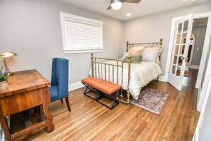 1 室のベッドルーム、デスク、アイロン / アイロン台、WiFi (無料)