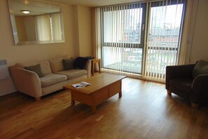 TV - Bright and spacious one bed apartment located next to the (Birmingham)
