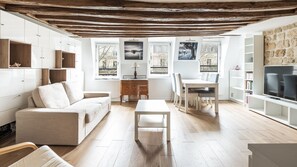 Living area - Charming apartment in the heart of Saint-Germain (Paris)