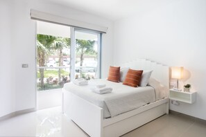 4 bedrooms, in-room safe, desk, iron/ironing board