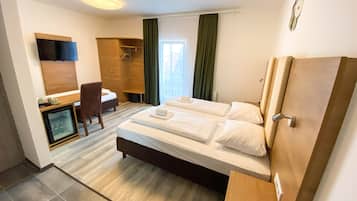 Dreibettzimmer | Minibar, Schreibtisch, laptopgeeigneter Arbeitsplatz