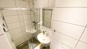 Dreibettzimmer | Badezimmer | Dusche, Haartrockner, Handtücher