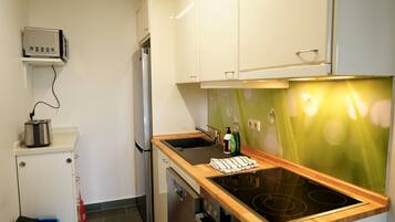 Réfrigérateur, micro-ondes, four, plaque de cuisson