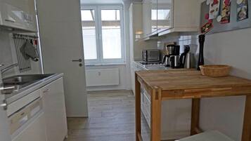 Kühlschrank, Mikrowelle, Ofen, Herdplatte