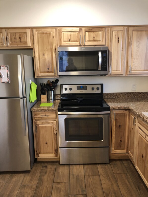 冰箱、微波炉、烤箱、炉灶