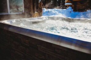 Outdoor spa tub - This house is a 1 bedroom(s), 1 bathrooms, located in Fairbanks, AK. (Fairbanks)