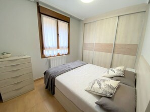 2 habitaciones, tabla de planchar con plancha y ropa de cama 