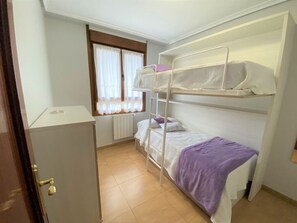 2 bedrooms, iron/ironing board, bed sheets