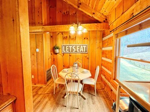 Dining - Cozy Log Cabin~Great for Couples~Mountain Views~Hot Tub (Sevierville)