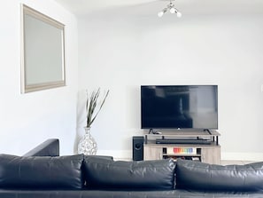 Smart-tv, een open haard en een muziekbibliotheek