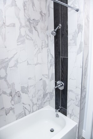 Ensemble douche/baignoire, sèche-cheveux, serviettes fournies, savon