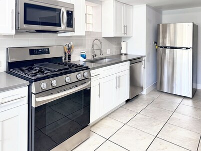 Modern 2 King BR Apt, Relax in Style!!