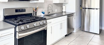 Modern 2 King BR Apt, Relax in Style!!
