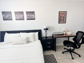 2 slaapkamers, een bureau, een strijkplank/strijkijzer, gratis wifi