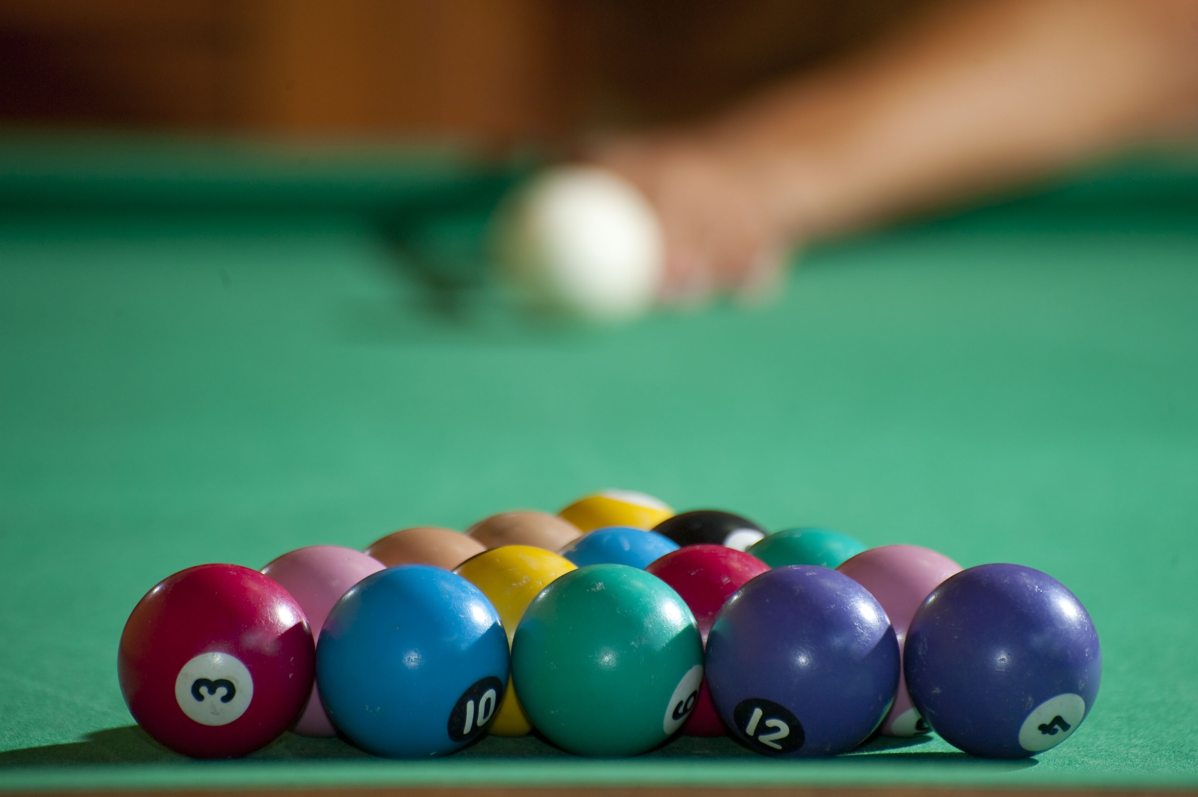 Une table de billard avec un assortiment de billes numérotées disposées en forme de triangle.