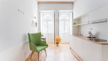 Geladeira, micro-ondas, cooktop, cafeteira/chaleira