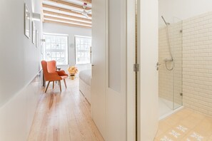 Työpöytä, silitysrauta/-lauta, ilmainen internet, vuodevaatteet