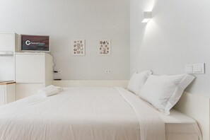 Desk, iron/ironing board, free internet, bed sheets - GuestReady - San Sebastian Studios (Porto)