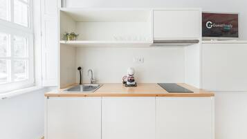 Jääkaappi, mikroaaltouuni, kahvin-/teenkeitin, leivänpaahdin