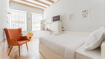 Työpöytä, silitysrauta/-lauta, ilmainen internet, vuodevaatteet