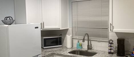 Køleskab, mikrobølgeovn, kaffe-/temaskine, brødrister