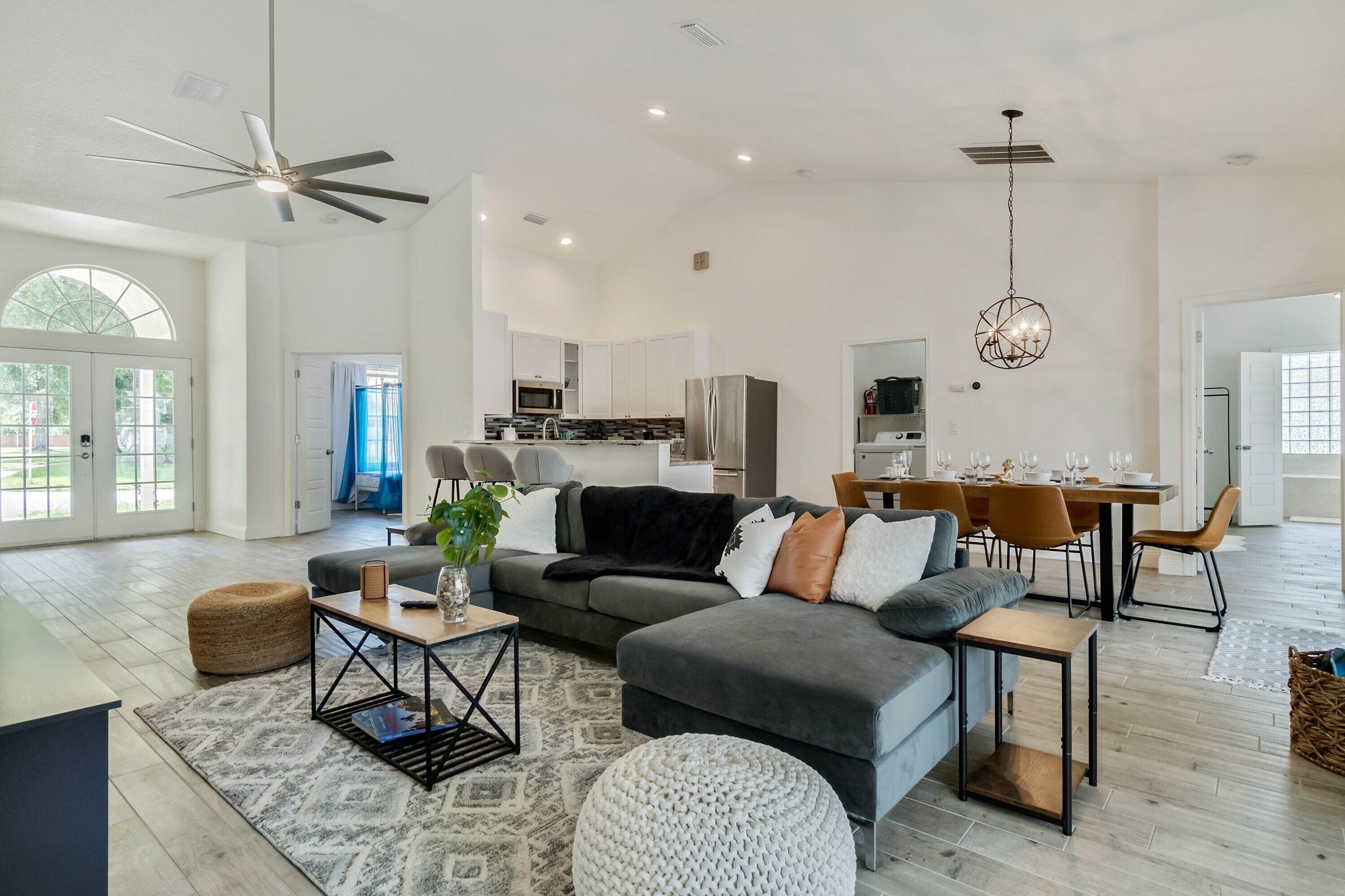 Private Pool Villa, <10 miles to Disney! Renovated, Bright and Spacious