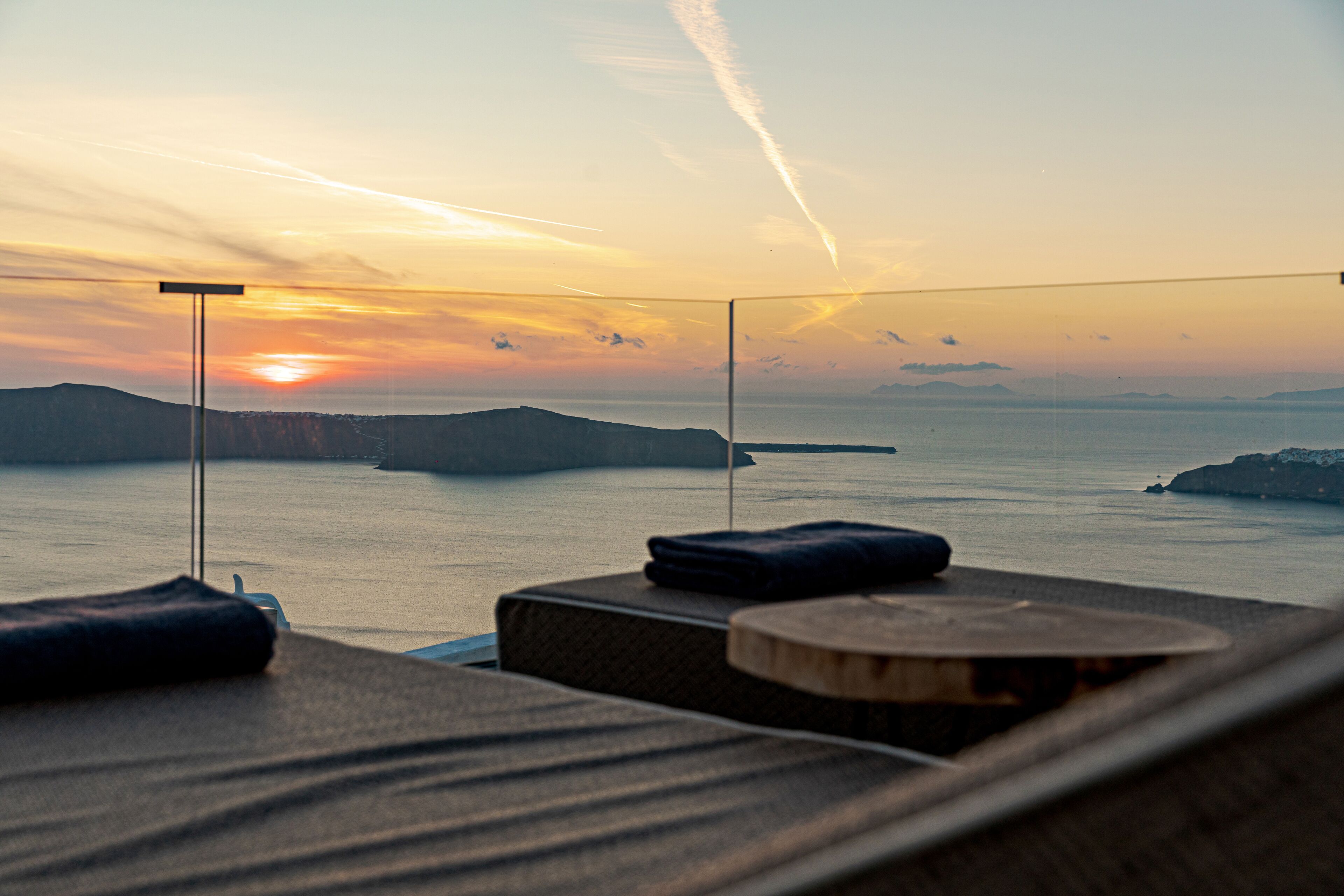 Ein sonnendurchflutetes Zimmer mit Blick auf das Meer und ferne Berge.