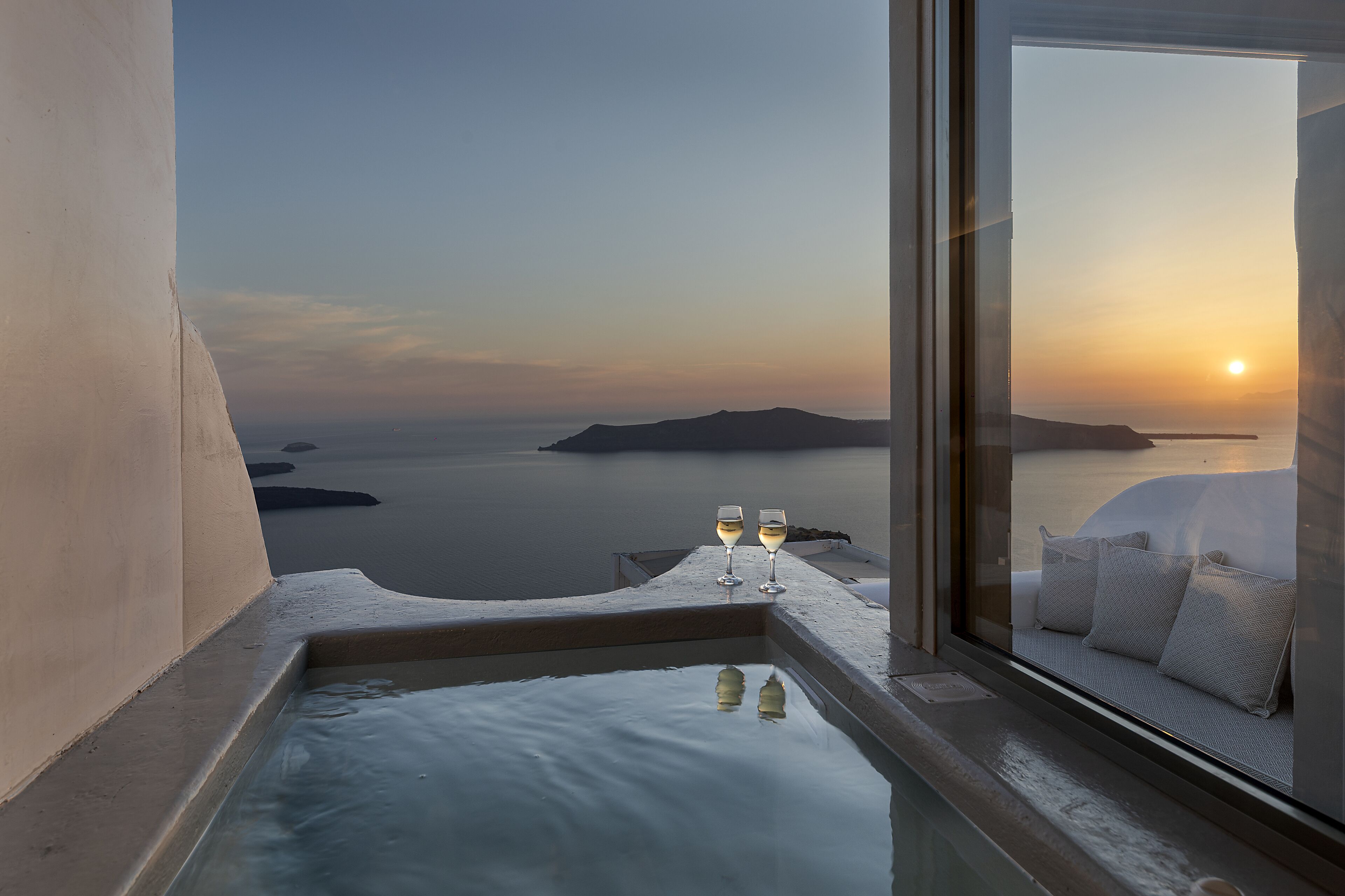 Grand View Suite with outdoor Hot Tub | In-room safe, soundproofing, iron/ironing board, free WiFi