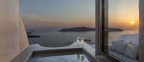 Grand View Suite with outdoor Hot Tub | In-room safe, soundproofing, iron/ironing board, free WiFi