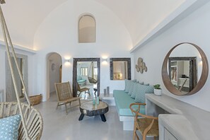 Unique View Suite with Plunge Pool | Zimmersafe, schallisolierte Zimmer, Bügeleisen/Bügelbrett