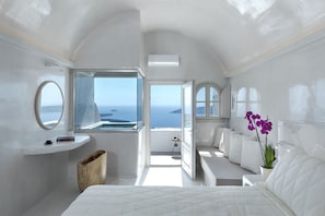 Grand View Suite with outdoor Hot Tub | In-room safe, soundproofing, iron/ironing board, free WiFi