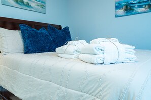 3 bedrooms, iron/ironing board, travel cot, free WiFi - Panama City Beach Summer Retreat | 8 Guests | Pets (Panama City Beach)