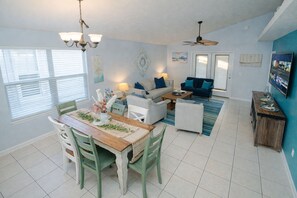 Smart TV, ping pong, books - Panama City Beach Summer Retreat | 8 Guests | Pets (Panama City Beach)