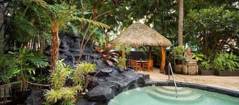 2 SIDE BY SIDE CONDOS 2 BLOCKS FROM THE BEACH! LOTS OF SLEEPING SPACE!