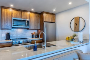 Réfrigérateur, four à micro-ondes, un four, surface de cuisson