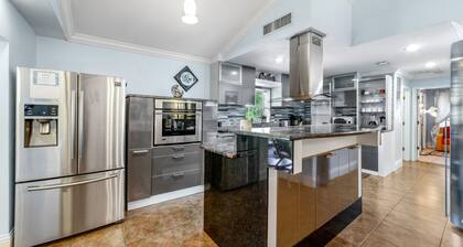 Welcome to the Farm House! Excellent Location, Pet Friendly!