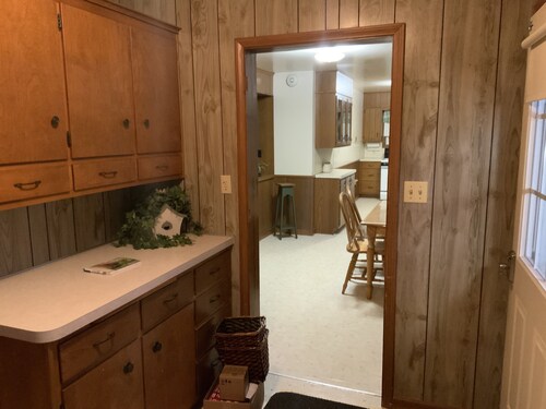 Conveniently located country in law suite.