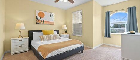 6 室のベッドルーム、デスク、アイロン / アイロン台、旅行用ベビーベッド