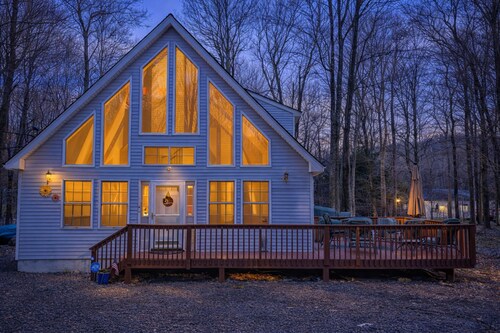 Chalet w/ firepit, deck, BBQ, fireplace, Wi-Fi, AC, close to waterparks, skiing