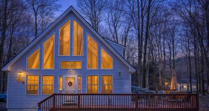 Chalet w/ firepit, deck, BBQ, fireplace, Wi-Fi, AC, close to waterparks, skiing