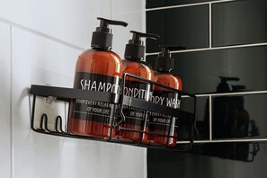 Combinazione doccia/vasca, asciugacapelli, asciugamani, sapone