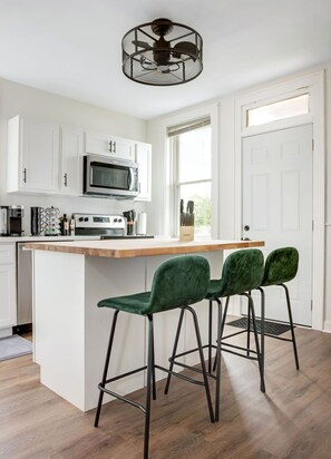 Frigorifero, microonde, forno, piano cottura