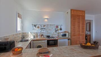 Frigorifero, microonde, forno, piano cottura