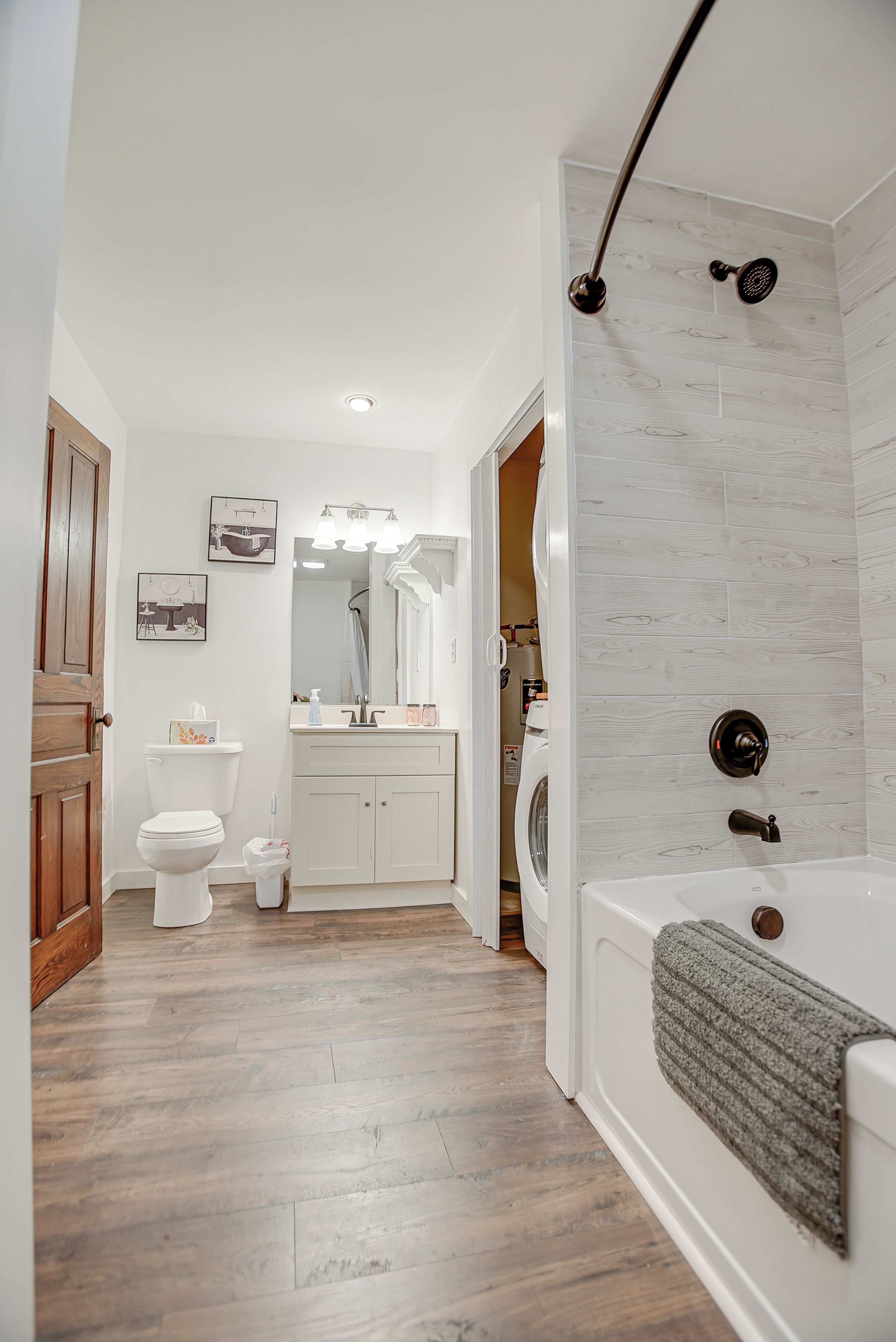 Combined shower/tub, towels, shampoo, toilet paper