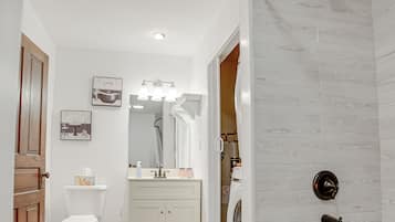 Combined shower/tub, towels, shampoo, toilet paper