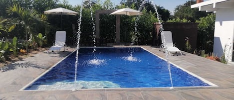 Una piscina al aire libre