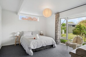 4 bedrooms, desk, iron/ironing board, WiFi - Henry`s Bach with Wi-Fi (Taupō)