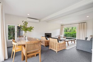 Interior - Henry`s Bach with Wi-Fi (Taupō)